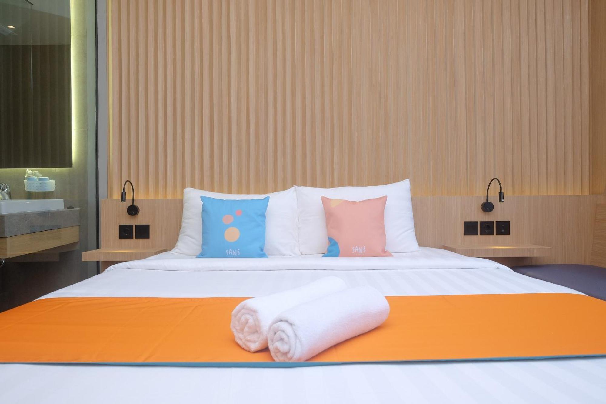 Sans Hotel Rg Living Jogja By Reddoorz Pakualaman Kültér fotó